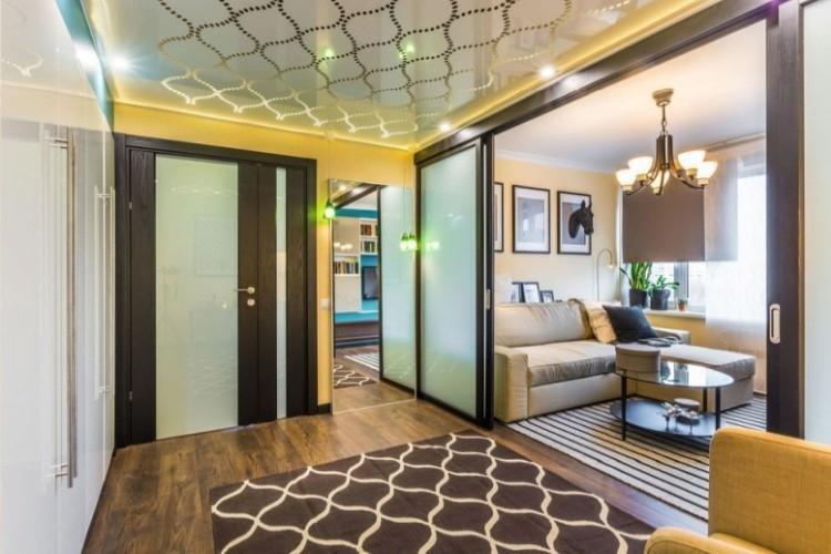 Plafonds tendus avec impression photo dans le couloir