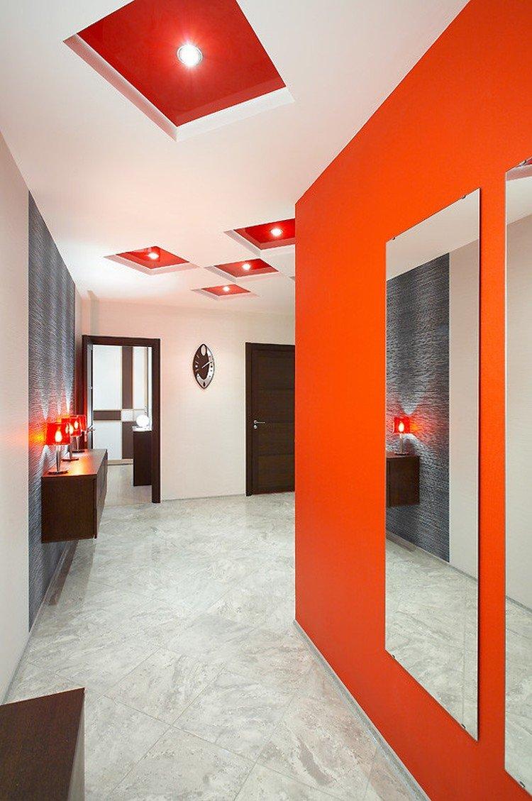 Plafonds tendus avec éclairage dans le couloir