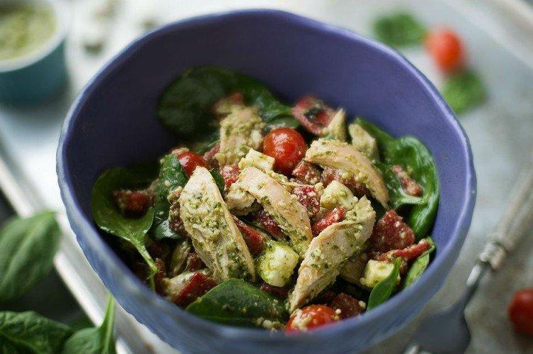 Salade de poulet et pesto - Salades du Nouvel An sans mayonnaise recettes