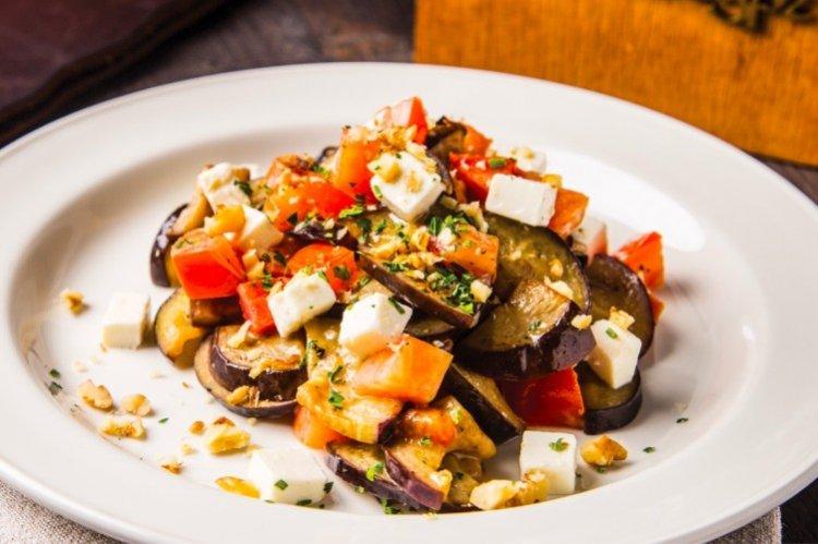 Salade d'aubergines et tomates - Salades du Nouvel An sans recettes de mayonnaise