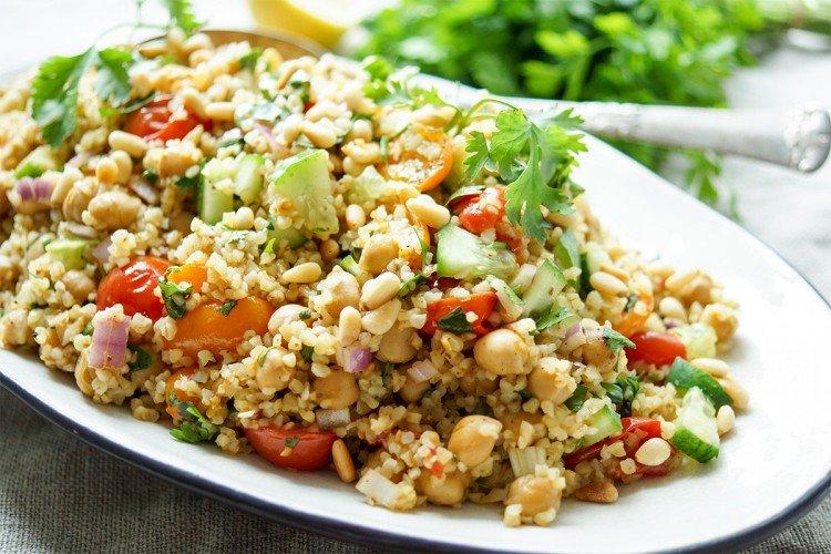 Salade de pois chiches et couscous au poulet - Recettes de salades du Nouvel An sans mayonnaise