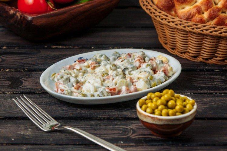 Olivier sans mayonnaise - Recettes de salades du nouvel an sans mayonnaise