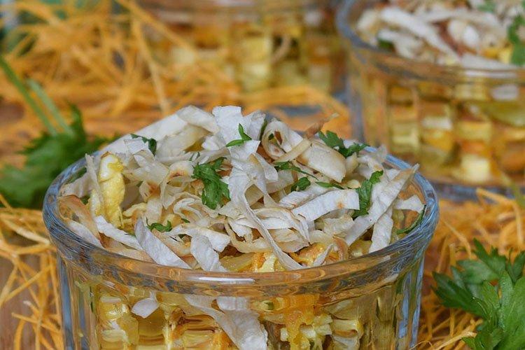 Salade de viande du Nouvel An avec du pain pita mince - recettes