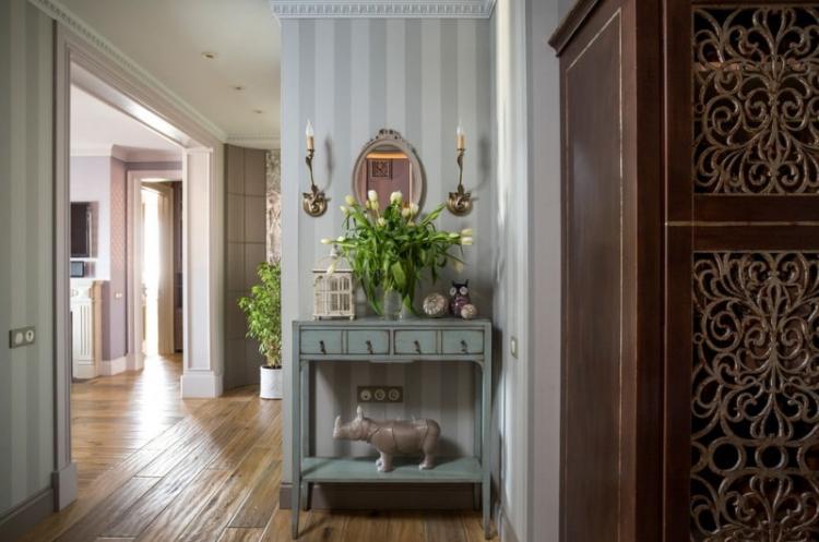 Papier peint pour le couloir dans un style classique