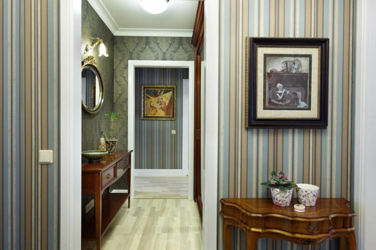 Combinaison correcte de papier peint dans le couloir