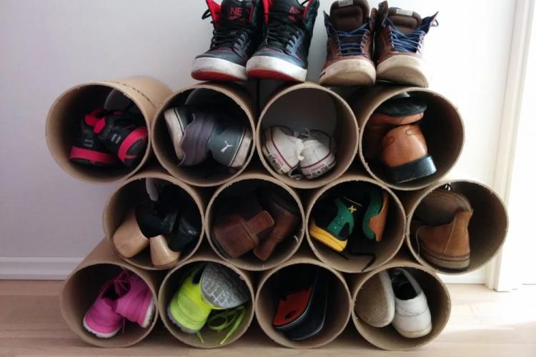 Étagère à chaussures en carton à faire soi-même dans le couloir