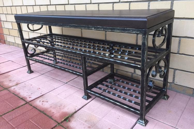 Étagère à chaussures à faire soi-même dans le couloir à partir d'un profilé métallique