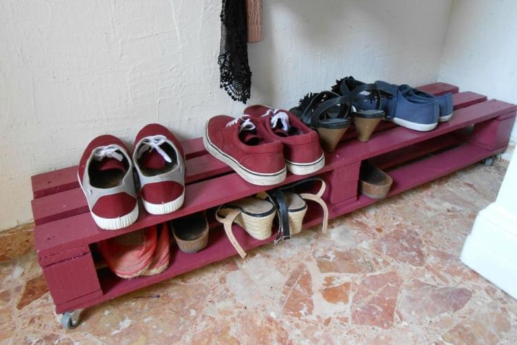 Étagère à chaussures à faire soi-même dans le couloir à partir de palettes
