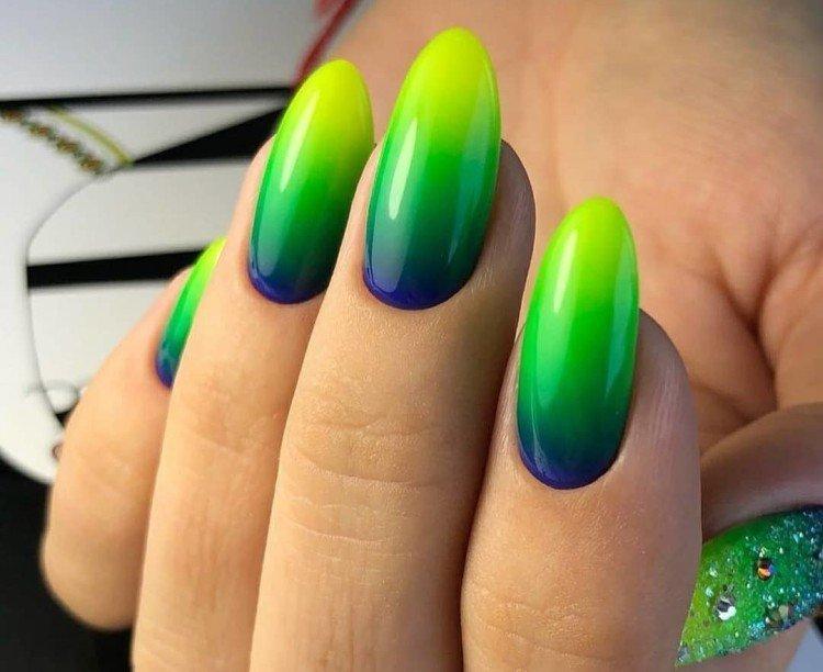 Ombre multicolore sur les ongles - photo