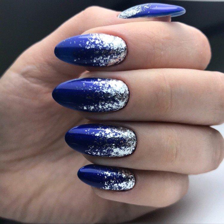 Ombre sur les ongles avec des paillettes - photo