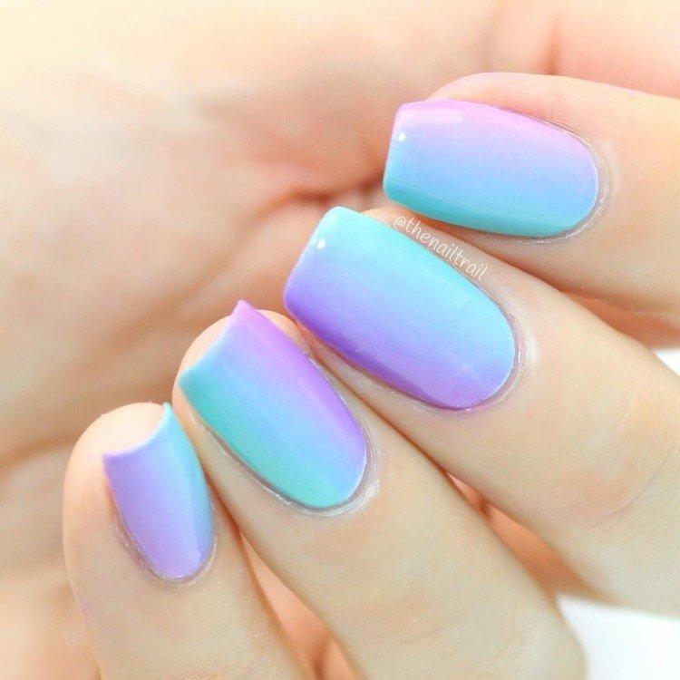 Ombre verticale sur les ongles - photo
