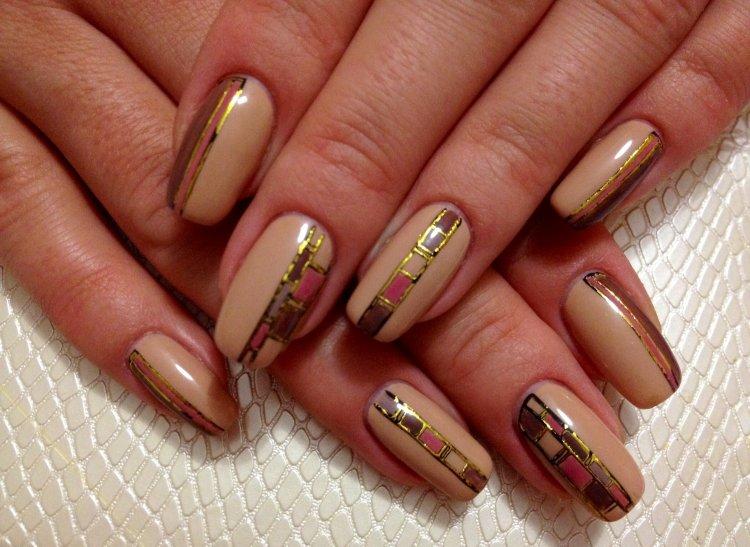 Manucure d'automne 2020 avec des paillettes - photo