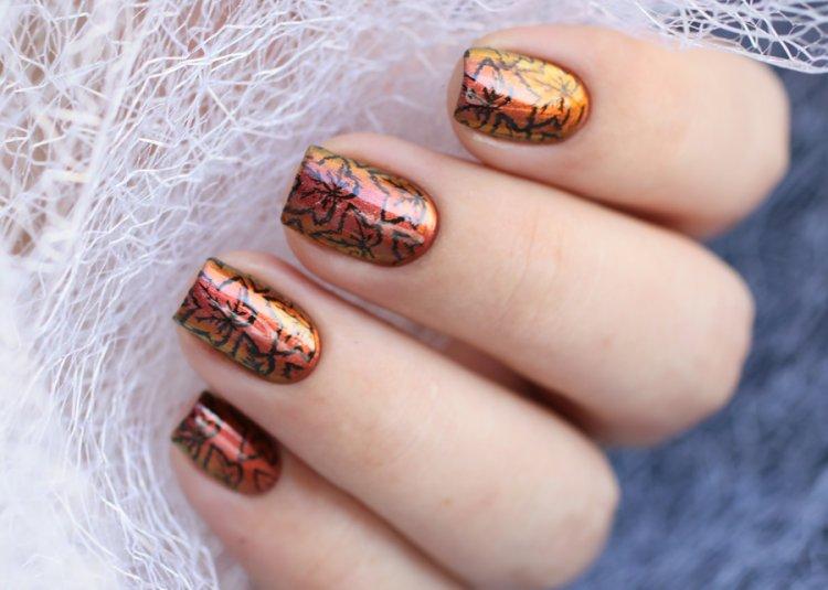 Manucure d'automne 2020 avec estampage - photo