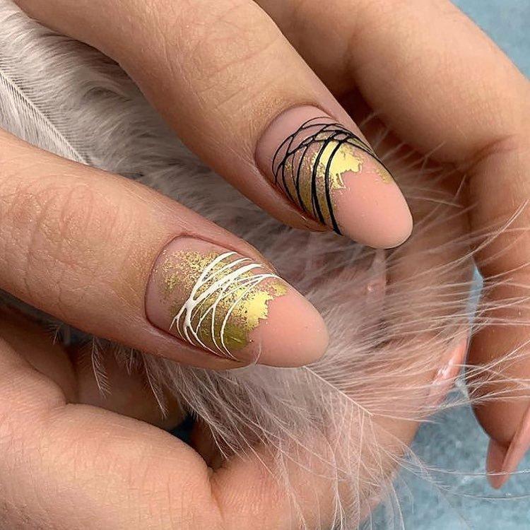 Manucure d'automne 2020 avec toile d'araignée - photo