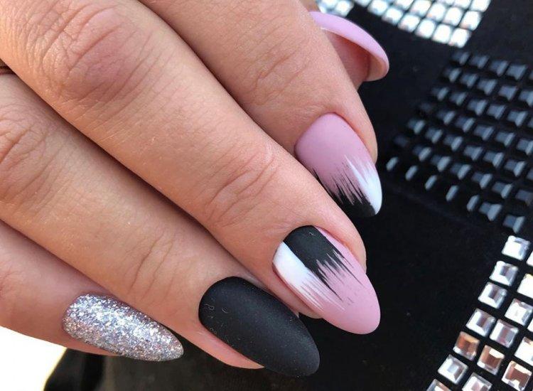 Manucure d'automne 2020 avec des traits - photo