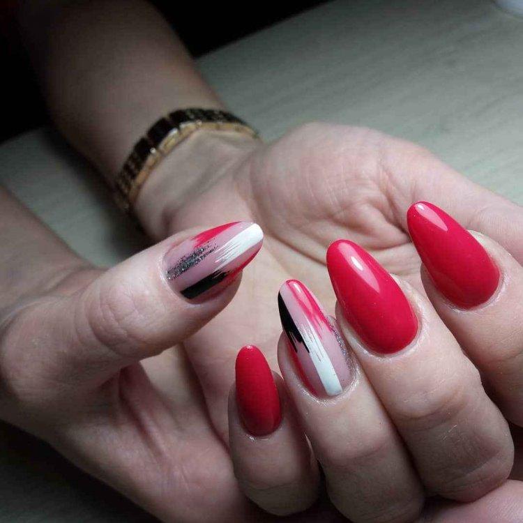 Manucure d'automne 2020 avec des traits - photo