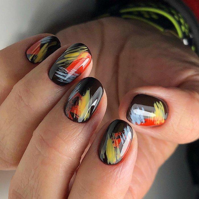 Manucure d'automne 2020 avec des traits - photo