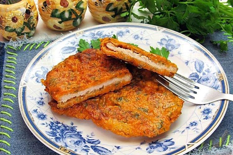 Côtelettes de porc dans une pâte à la tomate et au fromage - recettes