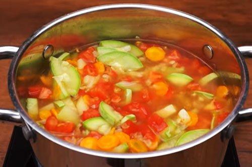 Soupe de courgettes aux légumes - Recette étape par étape