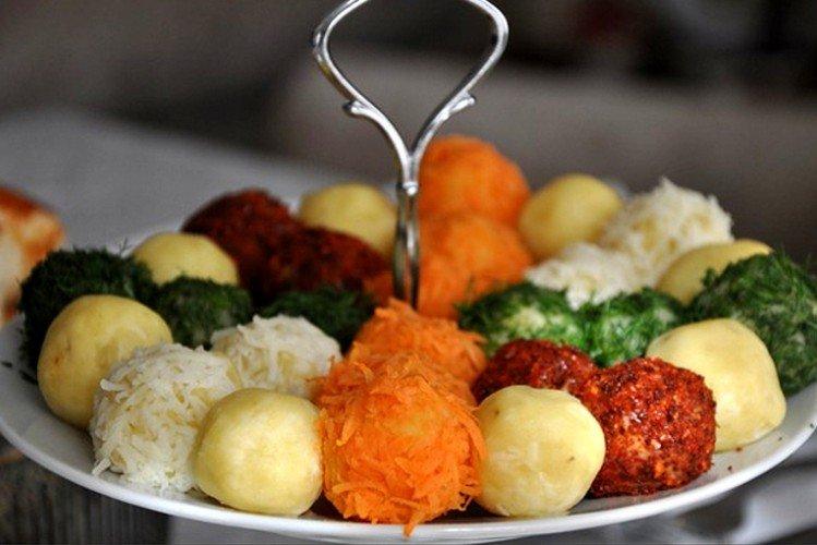 Garniture de salade de légumes avec purée de pommes de terre et avocat - recettes