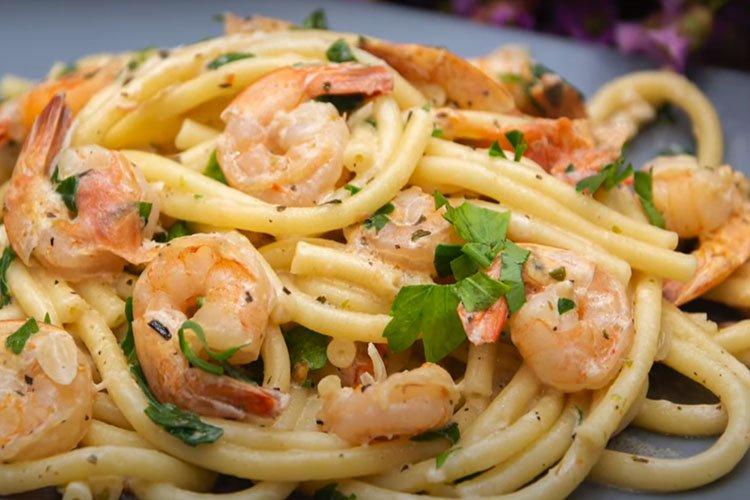 Pâtes aux crevettes dans une sauce crémeuse - recette étape par étape avec une photo