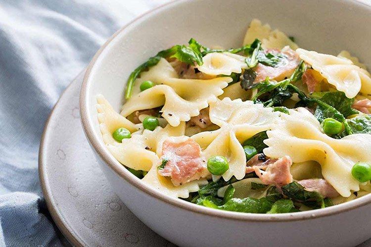 Pâtes au poulet à la sauce soja et miel - Recettes