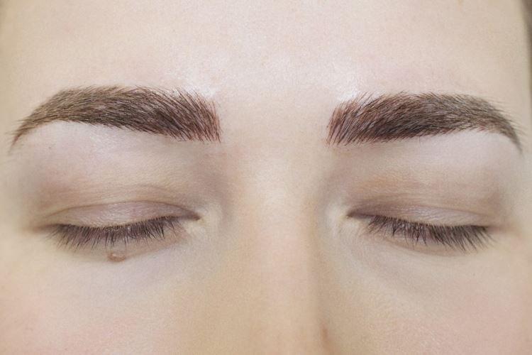 Microblading - Techniques de maquillage permanent des sourcils