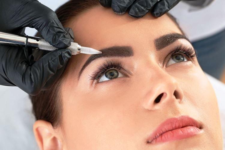 Étapes du maquillage permanent des sourcils