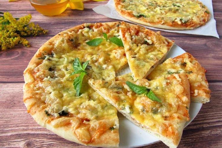 Pizza 4 fromages sur pâte aux herbes - Recette de pizza au four à la maison