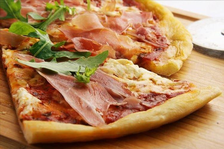Pizza au jambon de Parme et mascarpone - Recette de pizza au four à la maison