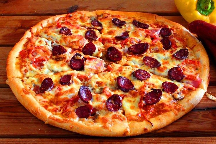 Pizza aux saucisses de chasse - Recette de pizza au four à la maison