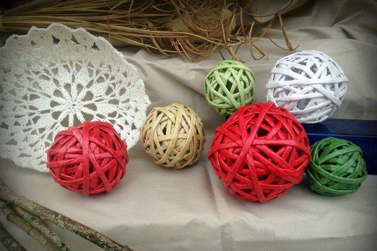 Boules décoratives - Tissage à partir de tubes de journaux pour débutants