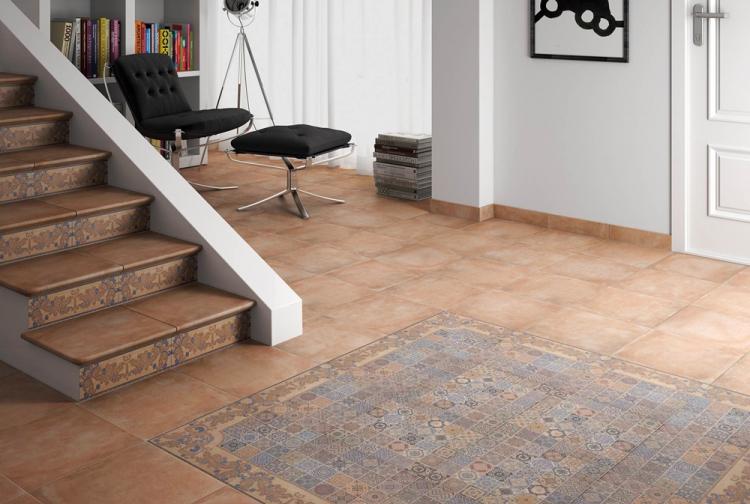 Carrelage dans le couloir - photo