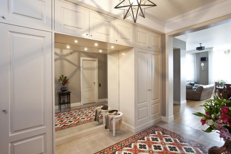 Carrelage dans le couloir - photo