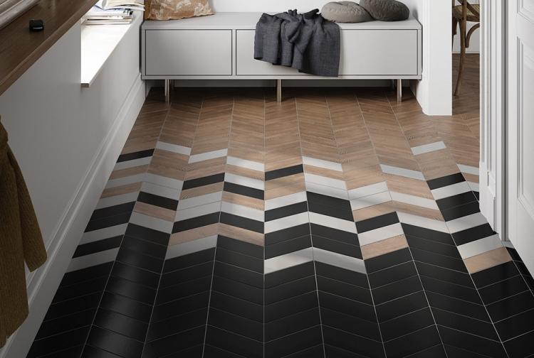 Carrelage dans le couloir - photo