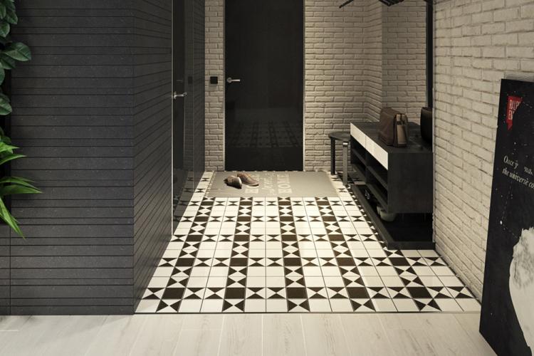 Carrelage dans le couloir - photo