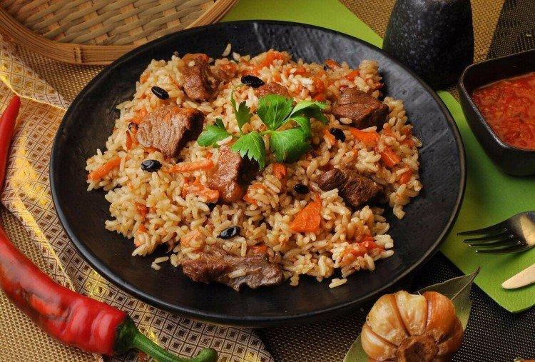 Porc pilaf dans une poêle - recettes