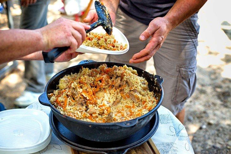 Pilaf de porc dans un chaudron sur un feu - recette