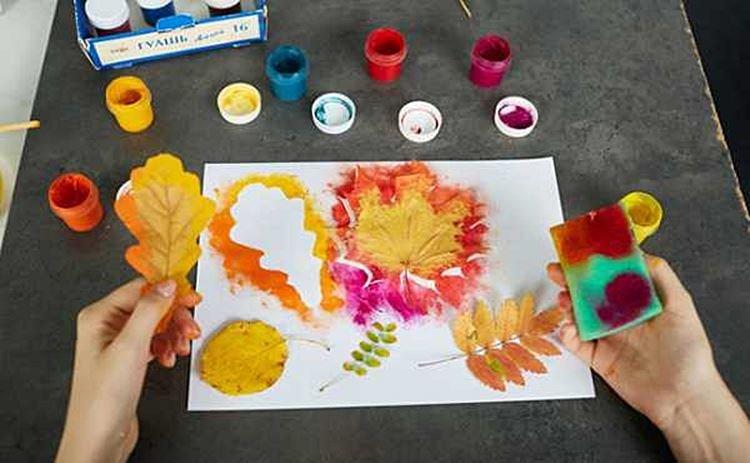 Pochoirs à feuilles - Artisanat à partir de feuilles d'automne pour les enfants