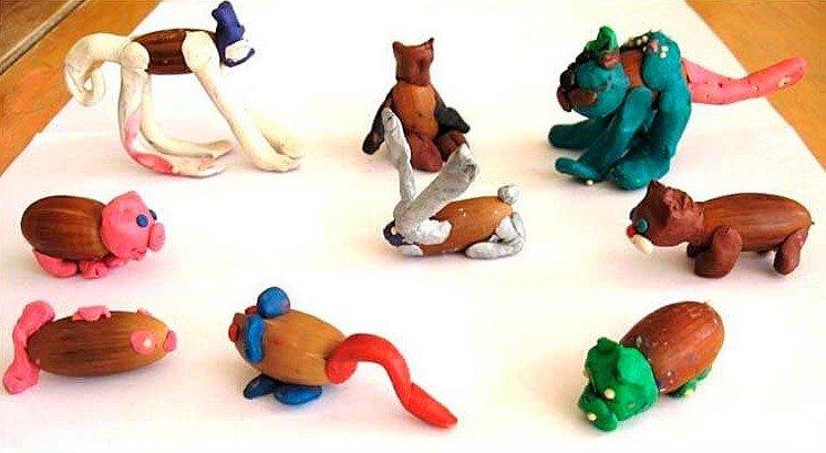 Animaux de glands et de pâte à modeler - Artisanat à partir de matériaux naturels pour la maternelle