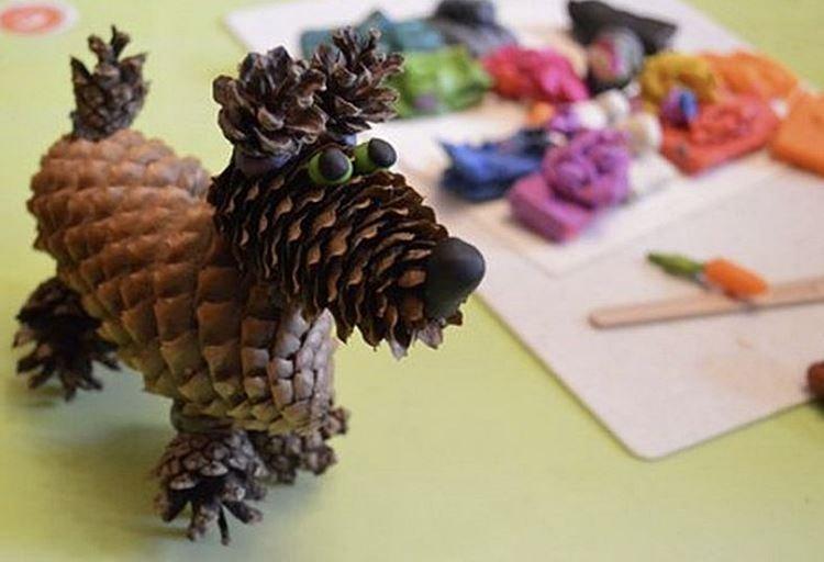 Plusieurs figurines de pomme de pin - Artisanat de pomme de pin pour les enfants