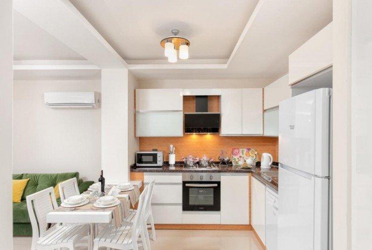 Plafond en plaques de plâtre dans une petite cuisine