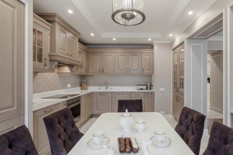 Plafonds en plaques de plâtre bouclés dans la cuisine