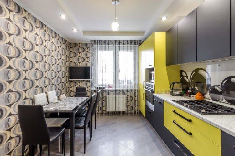 Plafonds en plaques de plâtre lumineux dans la cuisine