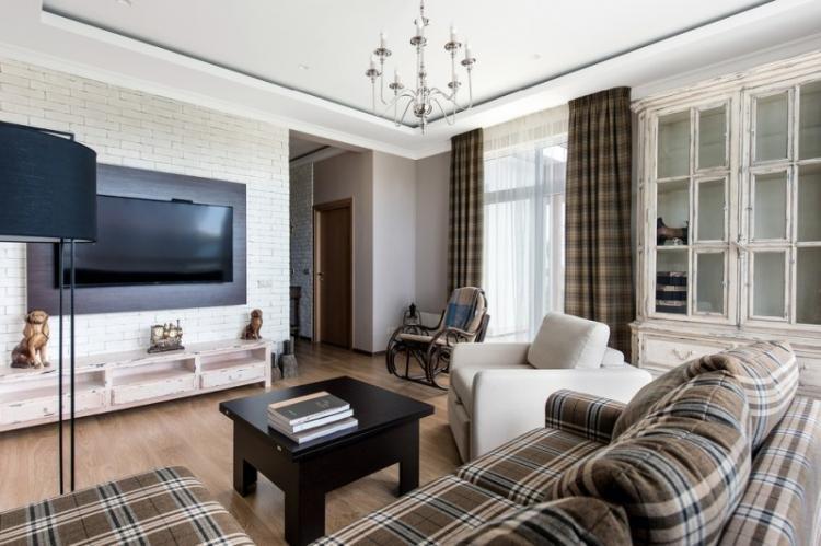 Plafonds en plaques de plâtre duplex dans le hall (salon)