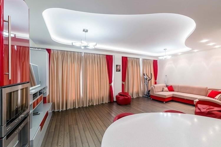 Plafonds en plaques de plâtre figurées dans le salon (hall)