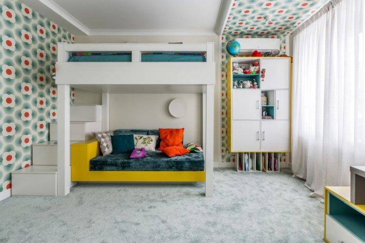 Plafond en plaques de plâtre dans une petite chambre d'enfants