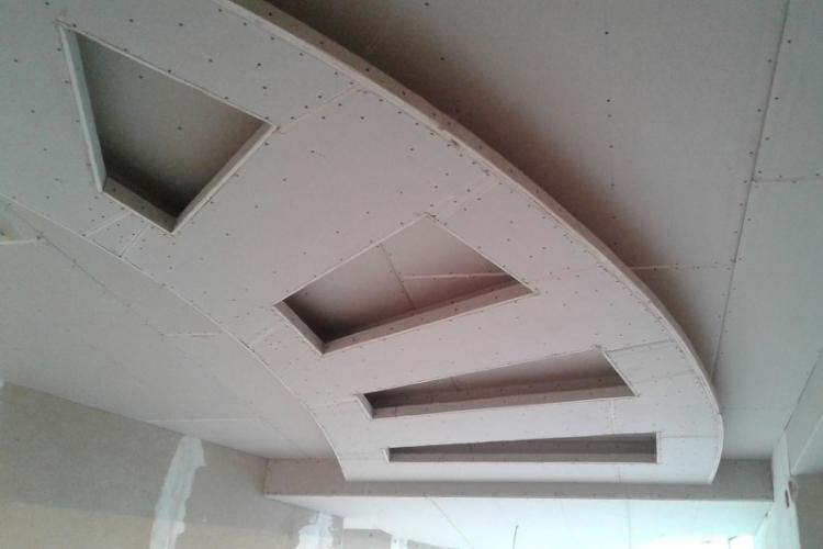 Installation de plafond en plaques de plâtre bricolage