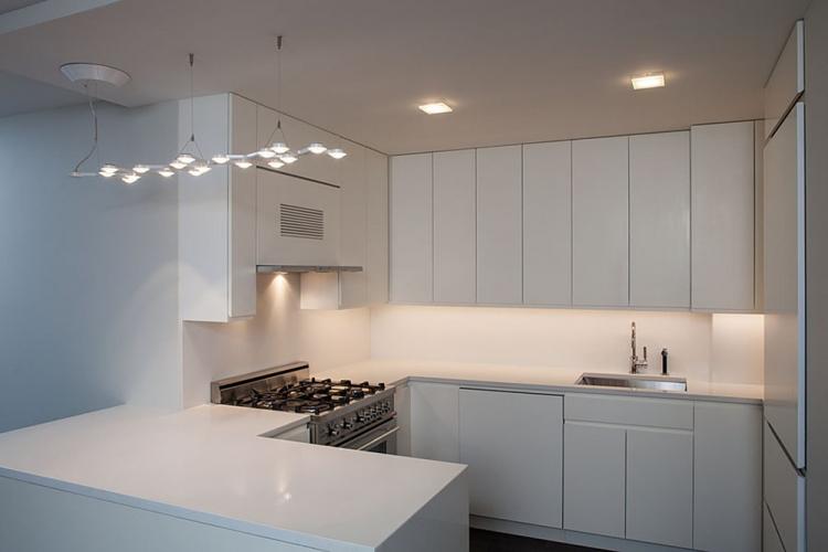 Plafonds en plaques de plâtre à un niveau dans la cuisine