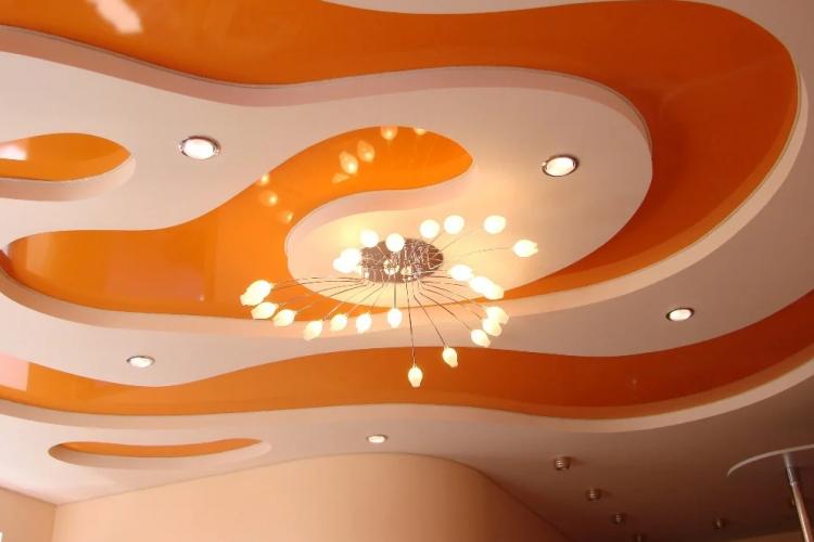 Plafonds en plaques de plâtre bouclés dans la cuisine